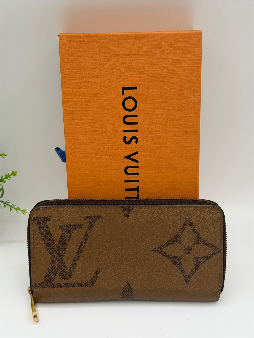 Louis Vuitton Reverse monogram zip around wallet in box 😍